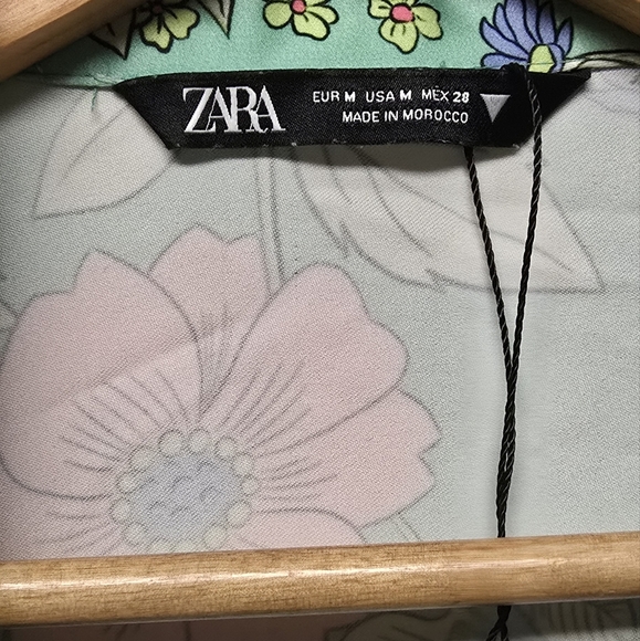 Zara Green Floral Buttondown Sheath Dress with Sweetheart Neckline - Picture 4 of 9